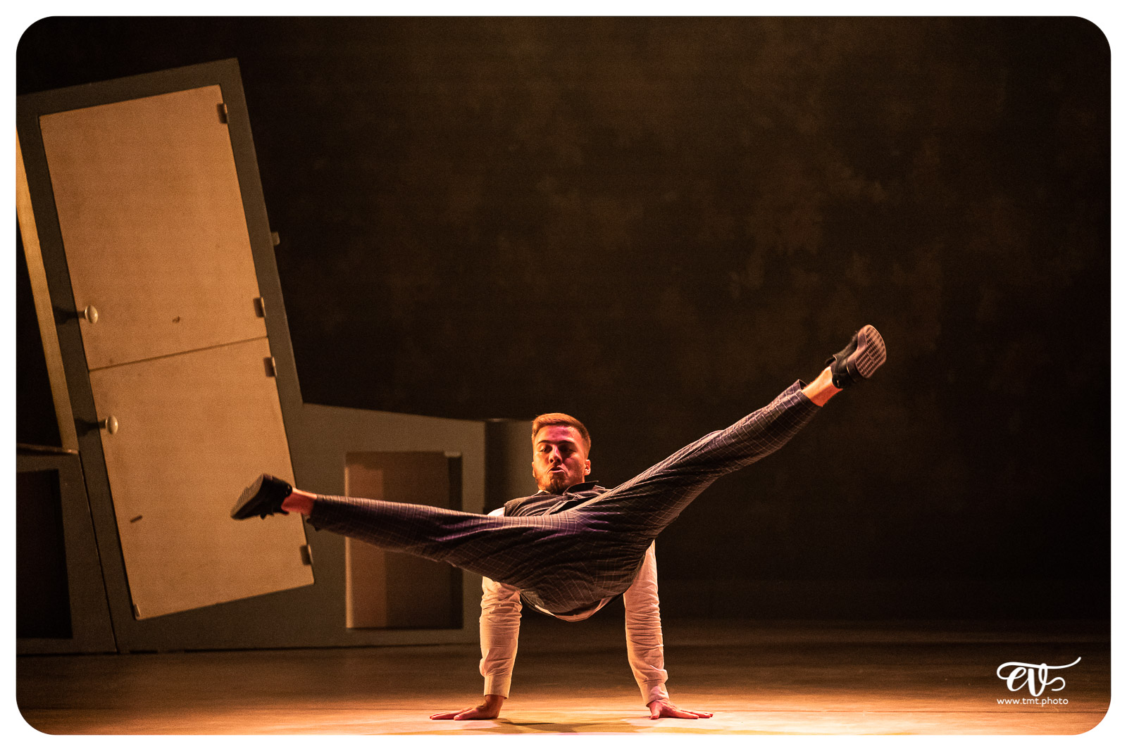 SUR LE FIL (CIE PYRAMID)